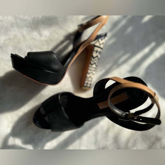 The sandals are high heeled, with a black, beige and white color combination. - Picture 5 of 8